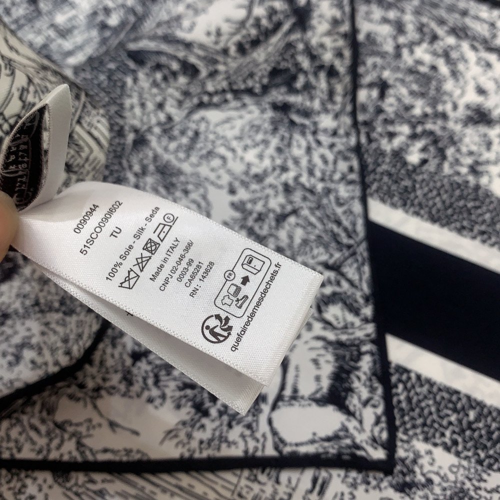 Dior 100% Mulberry Silk 90cm Scarf! Dior 100% Mulberry Silk 90cm Scarf!