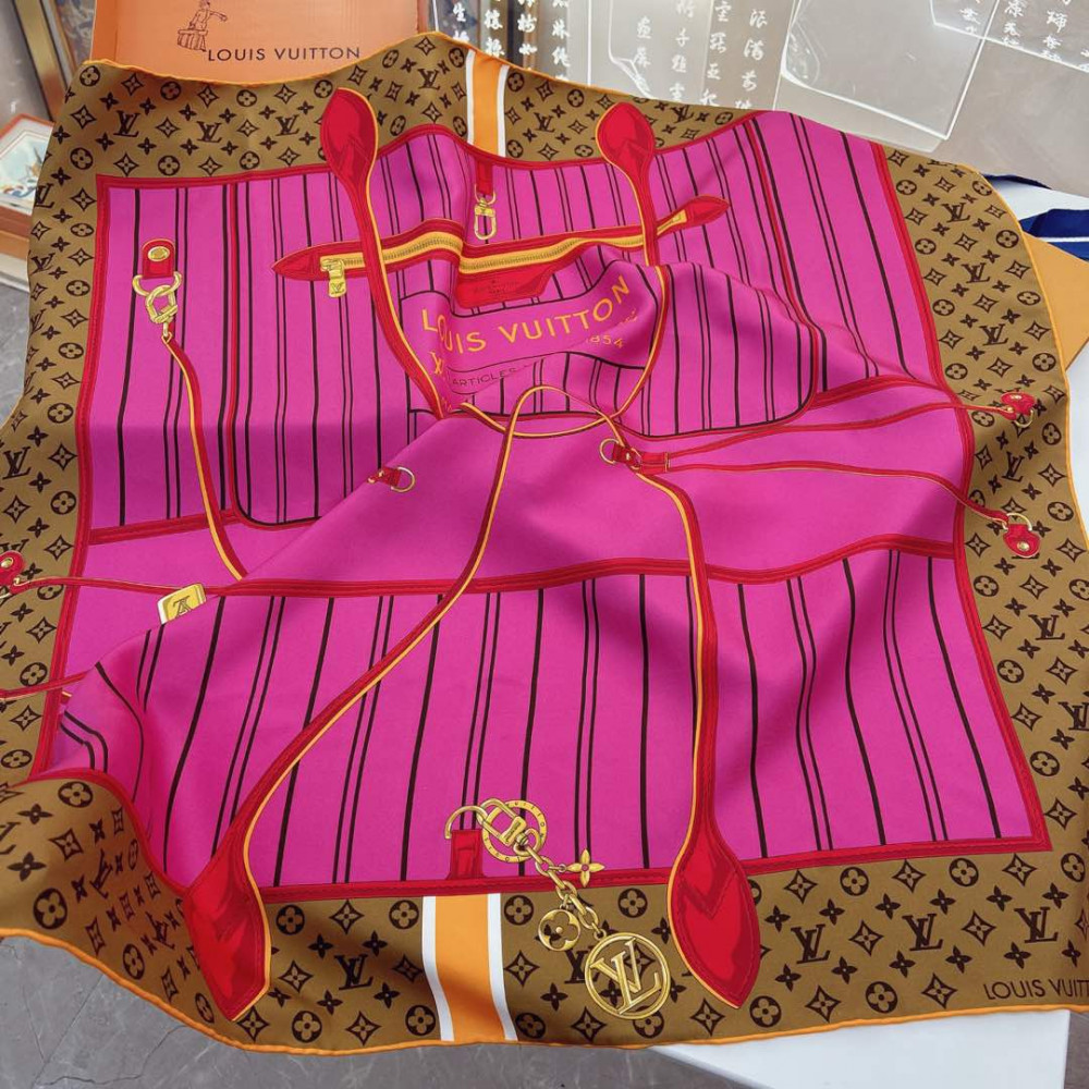 Louis Vuitton 100% Mulberry Silk 90cm Scarf!  