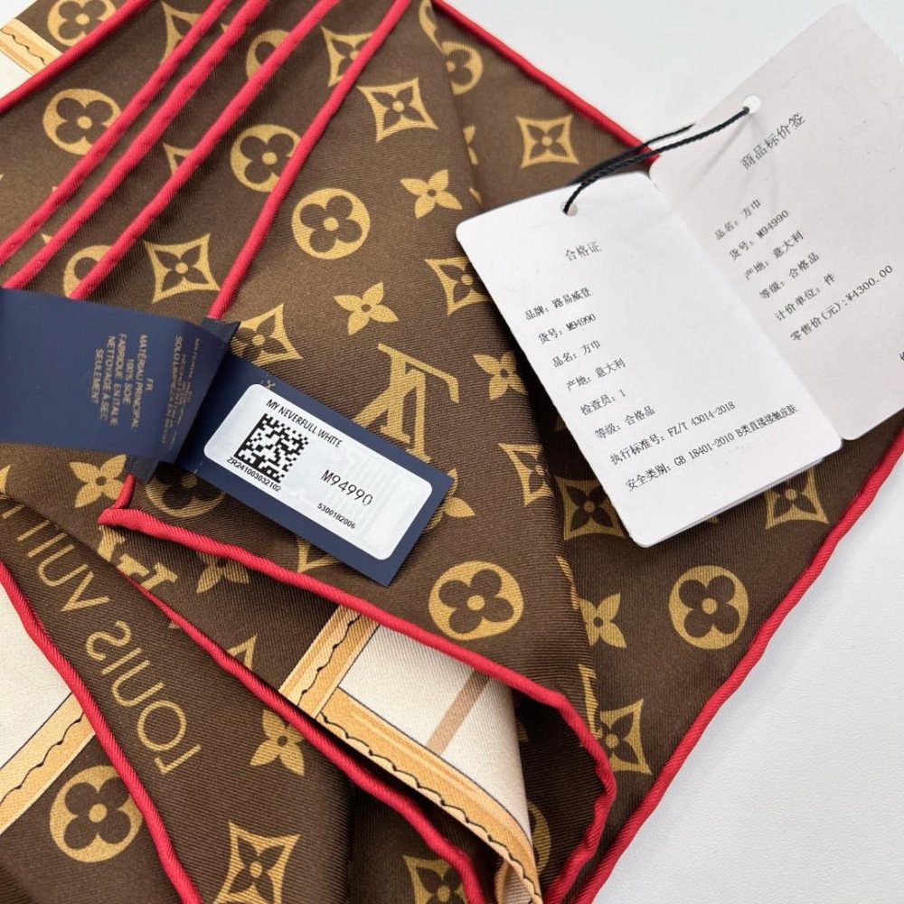 Louis Vuitton 100% Mulberry Silk 90cm Scarf!  