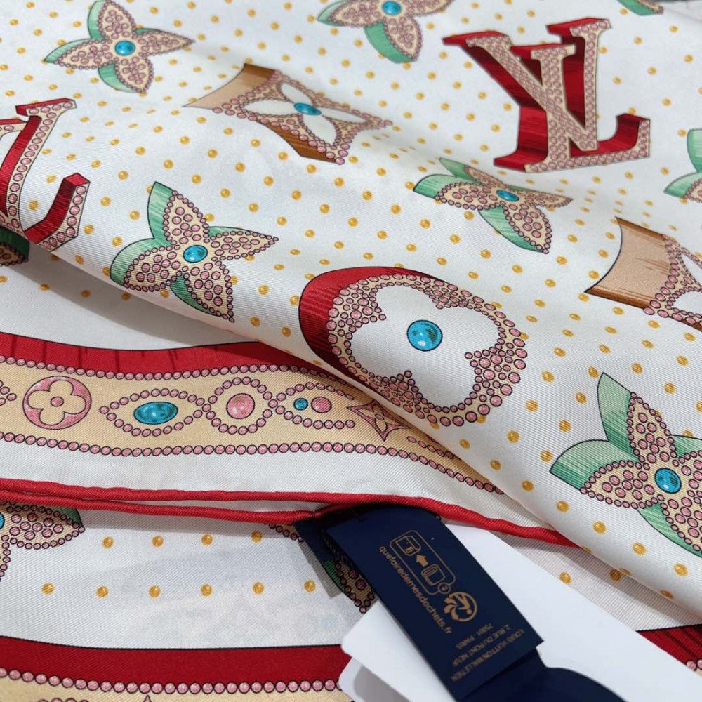Louis Vuitton 100% Mulberry Silk 90cm Scarf!  