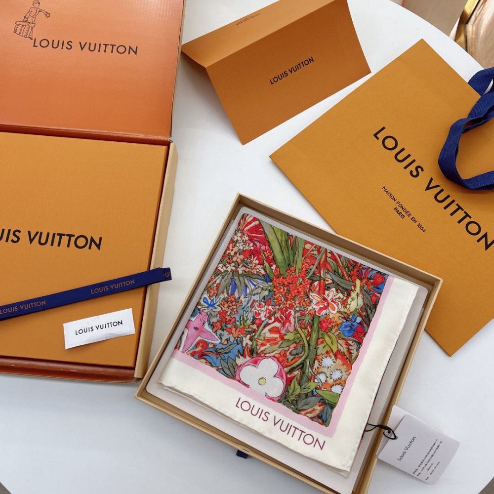 Louis Vuitton 100% Mulberry Silk 90cm Scarf!  