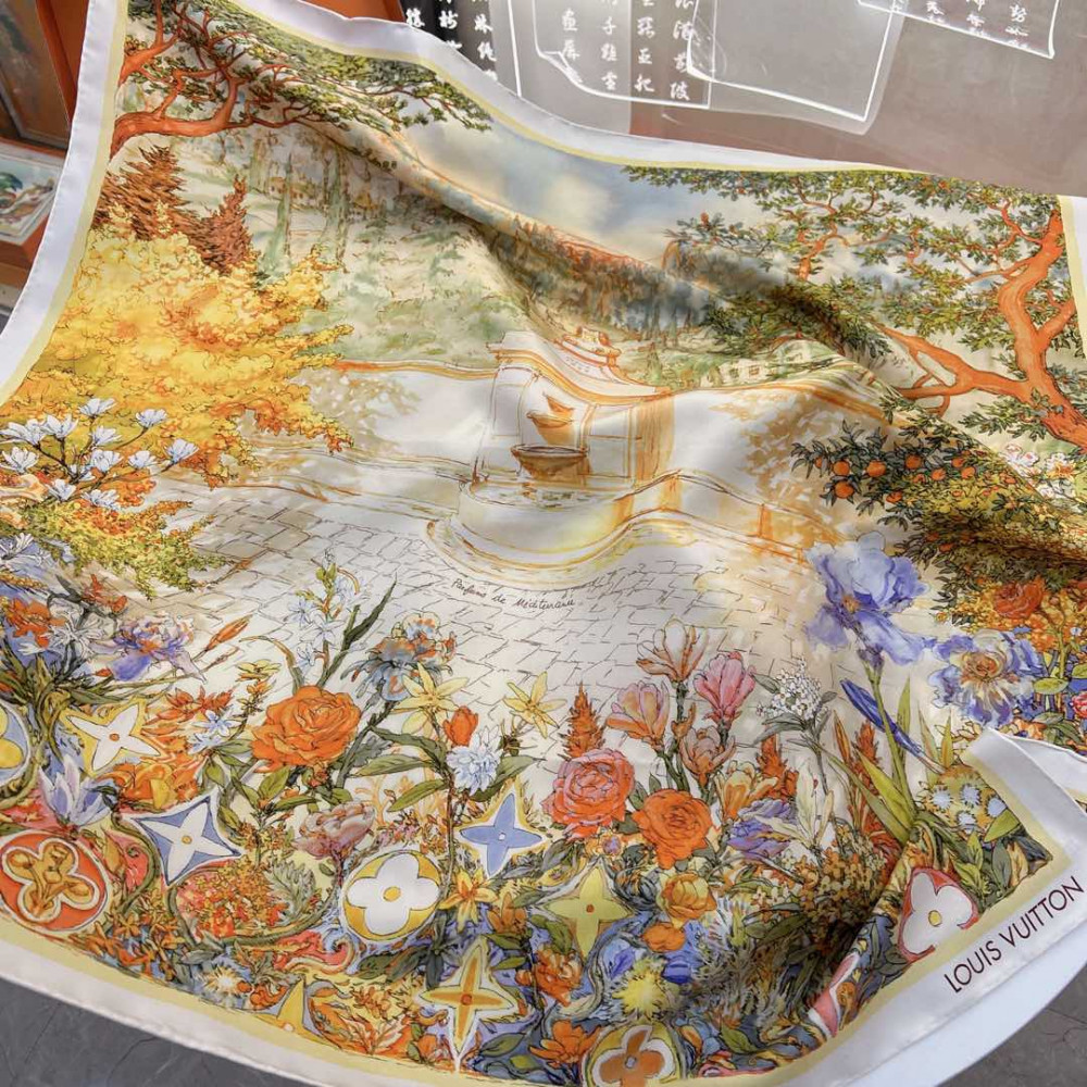 Louis Vuitton 100% Mulberry Silk 90cm Scarf!  
