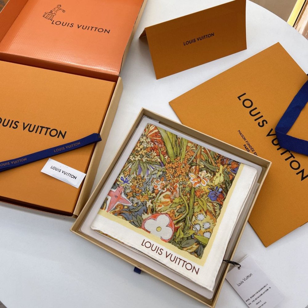 Louis Vuitton 100% Mulberry Silk 90cm Scarf!  