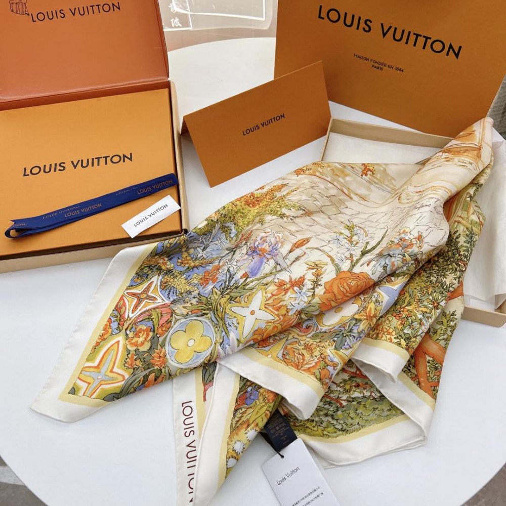 Louis Vuitton 100% Mulberry Silk 90cm Scarf!  