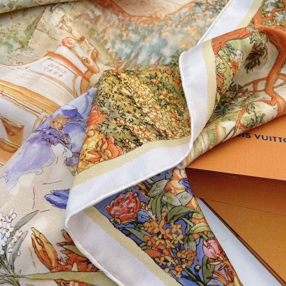 Louis Vuitton 100% Mulberry Silk 90cm Scarf!  
