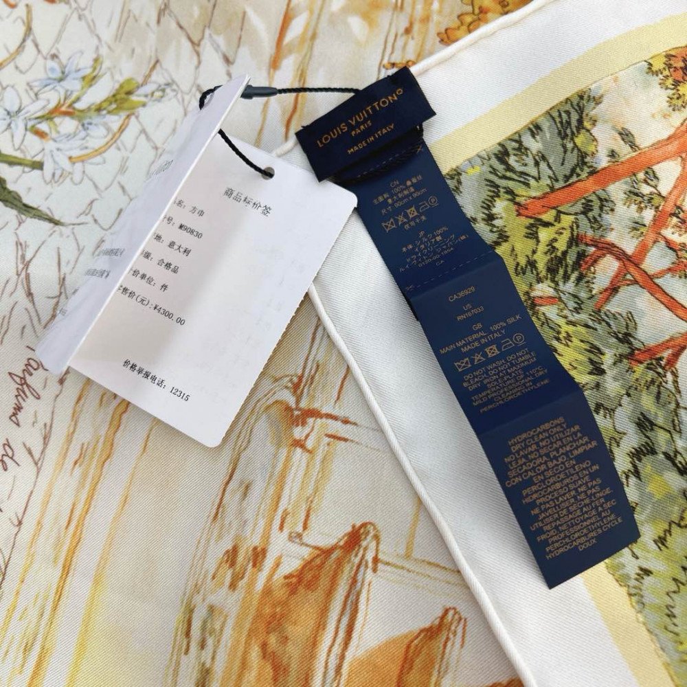 Louis Vuitton 100% Mulberry Silk 90cm Scarf!  
