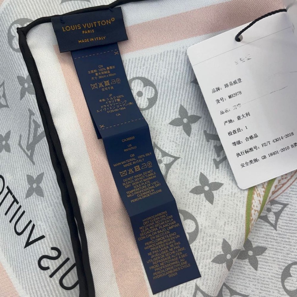 Louis Vuitton 100% Mulberry Silk 90cm Scarf!  
