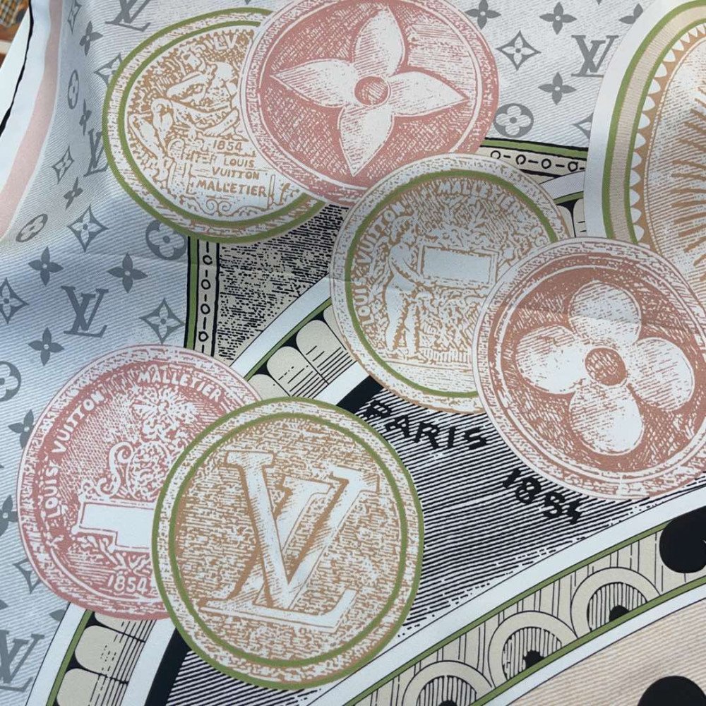 Louis Vuitton 100% Mulberry Silk 90cm Scarf!  