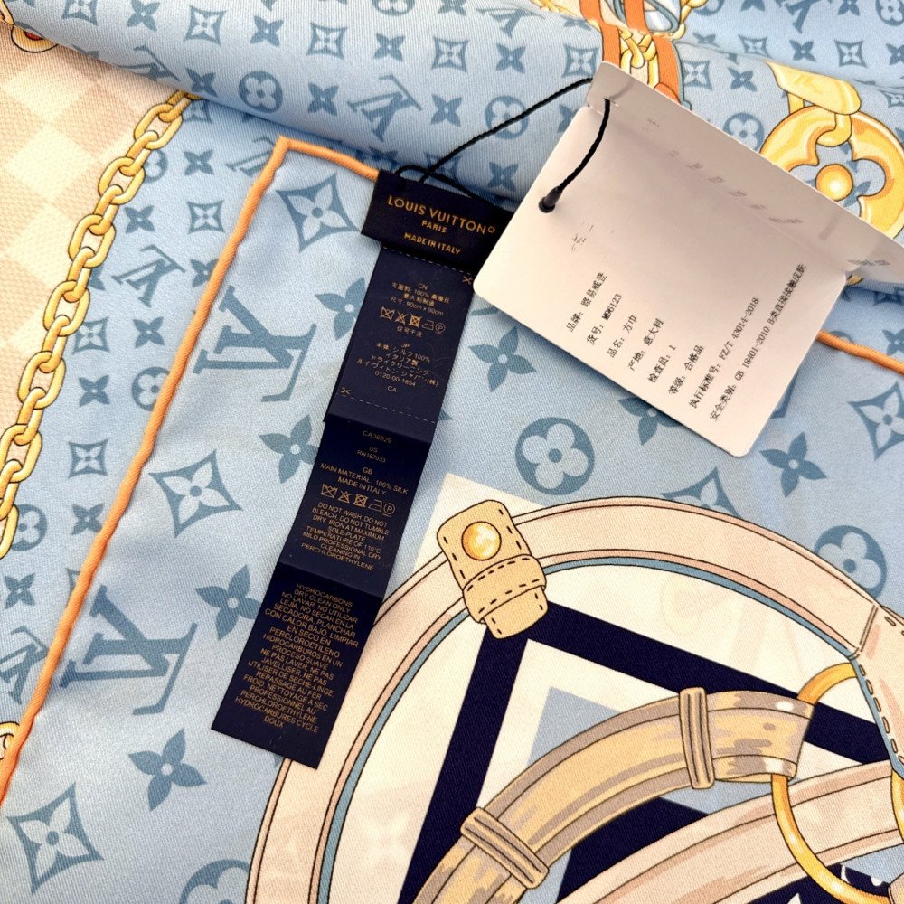 Louis Vuitton 100% Mulberry Silk 90cm Scarf!  