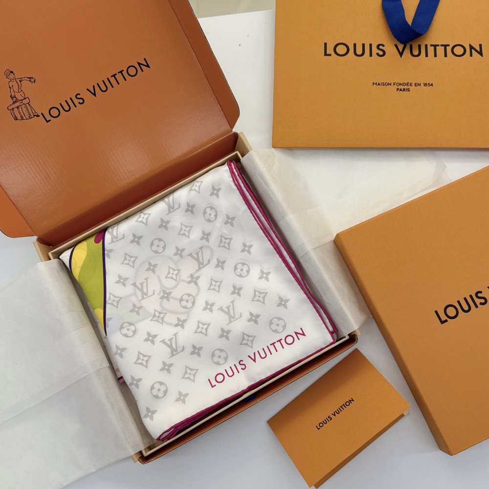Louis Vuitton 100% Mulberry Silk 90cm Scarf!  