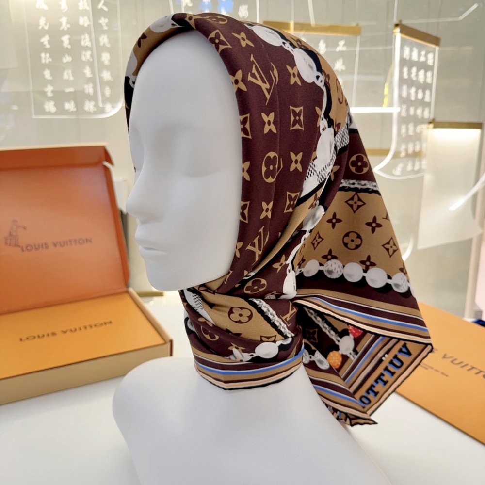 Louis Vuitton 100% Mulberry Silk 90cm Scarf!  