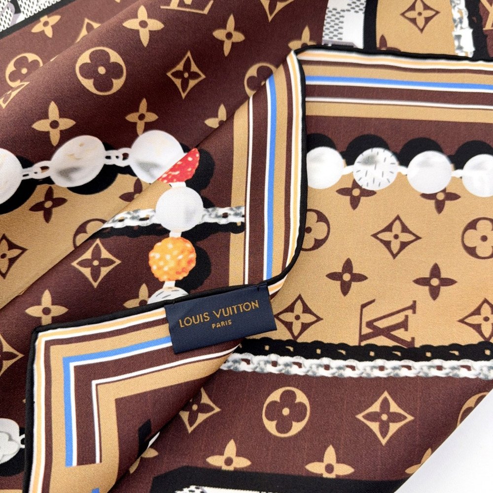 Louis Vuitton 100% Mulberry Silk 90cm Scarf!  