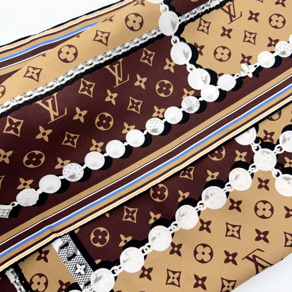Louis Vuitton 100% Mulberry Silk 90cm Scarf!  