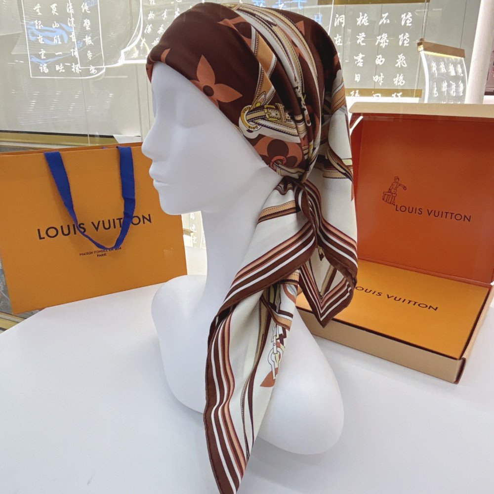 Louis Vuitton 100% Mulberry Silk 90cm Scarf!  