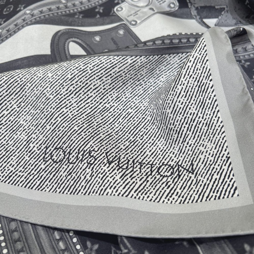 Louis Vuitton 100% Mulberry Silk 90cm Scarf!  