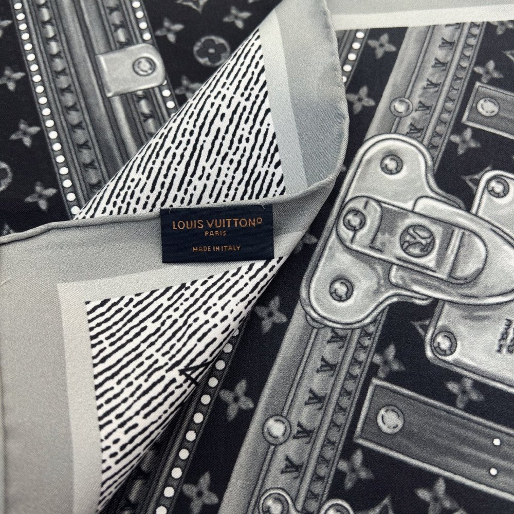 Louis Vuitton 100% Mulberry Silk 90cm Scarf!  