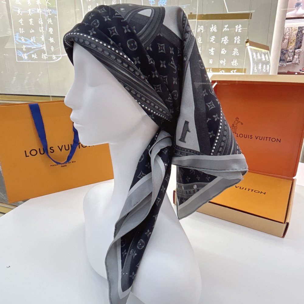 Louis Vuitton 100% Mulberry Silk 90cm Scarf!  