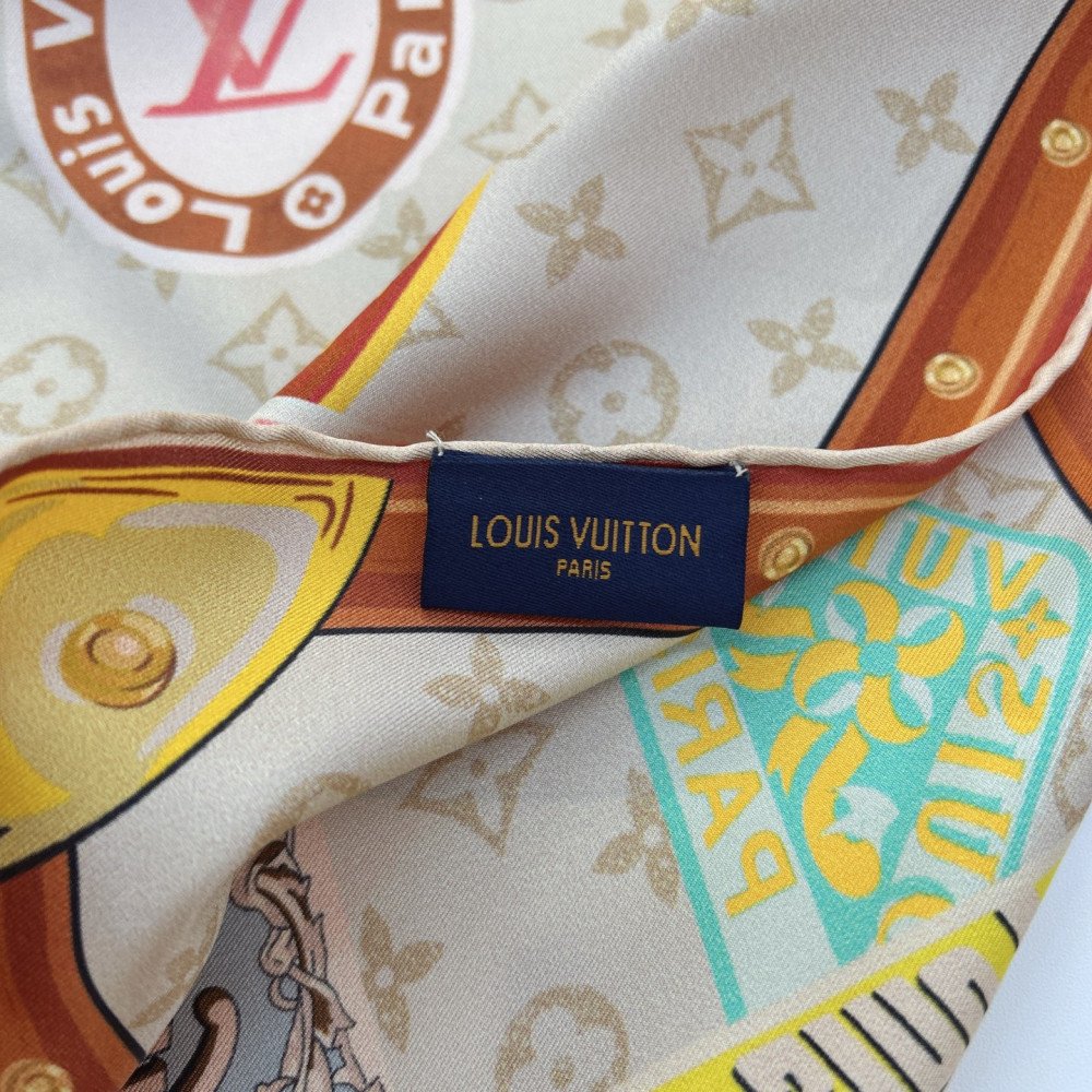 Louis Vuitton 100% Mulberry Silk 90cm Scarf! Louis Vuitton 100% Mulberry Silk 90cm Scarf!