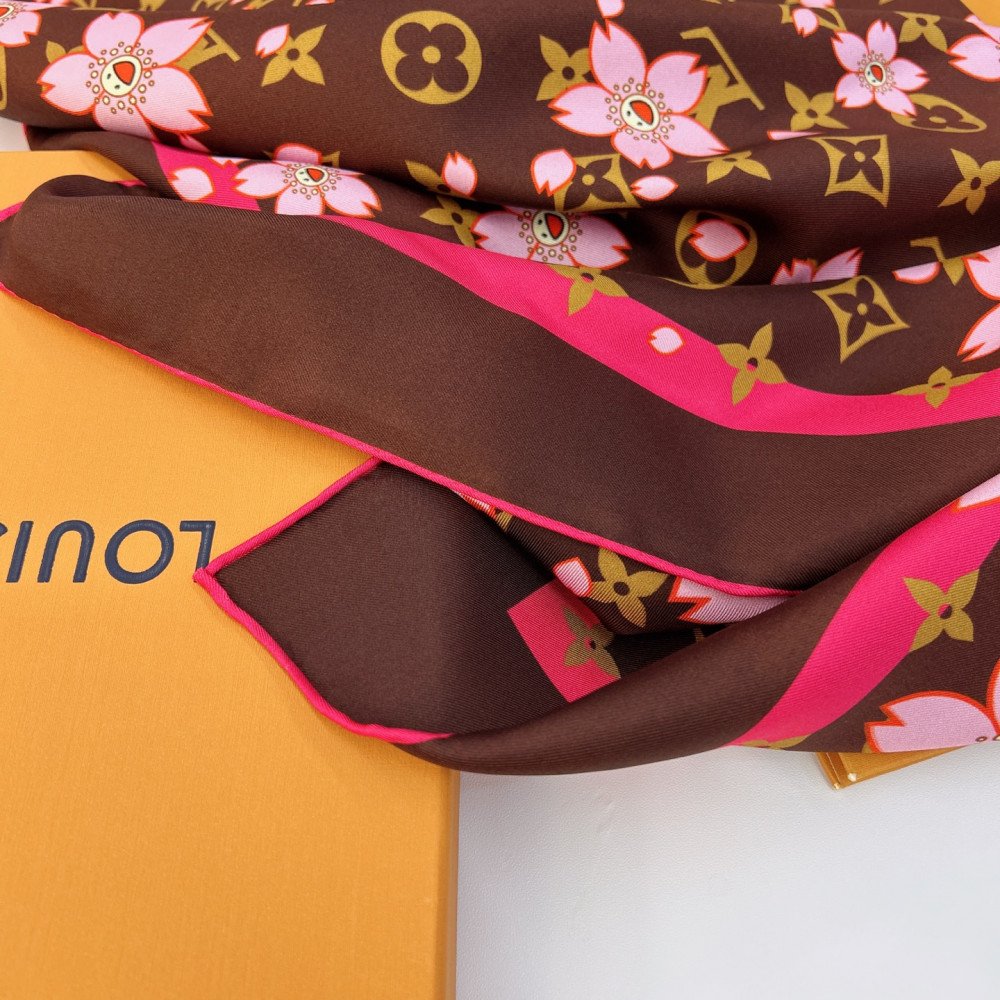 Louis Vuitton 100% Mulberry Silk 90cm Scarf! Louis Vuitton 100% Mulberry Silk 90cm Scarf!