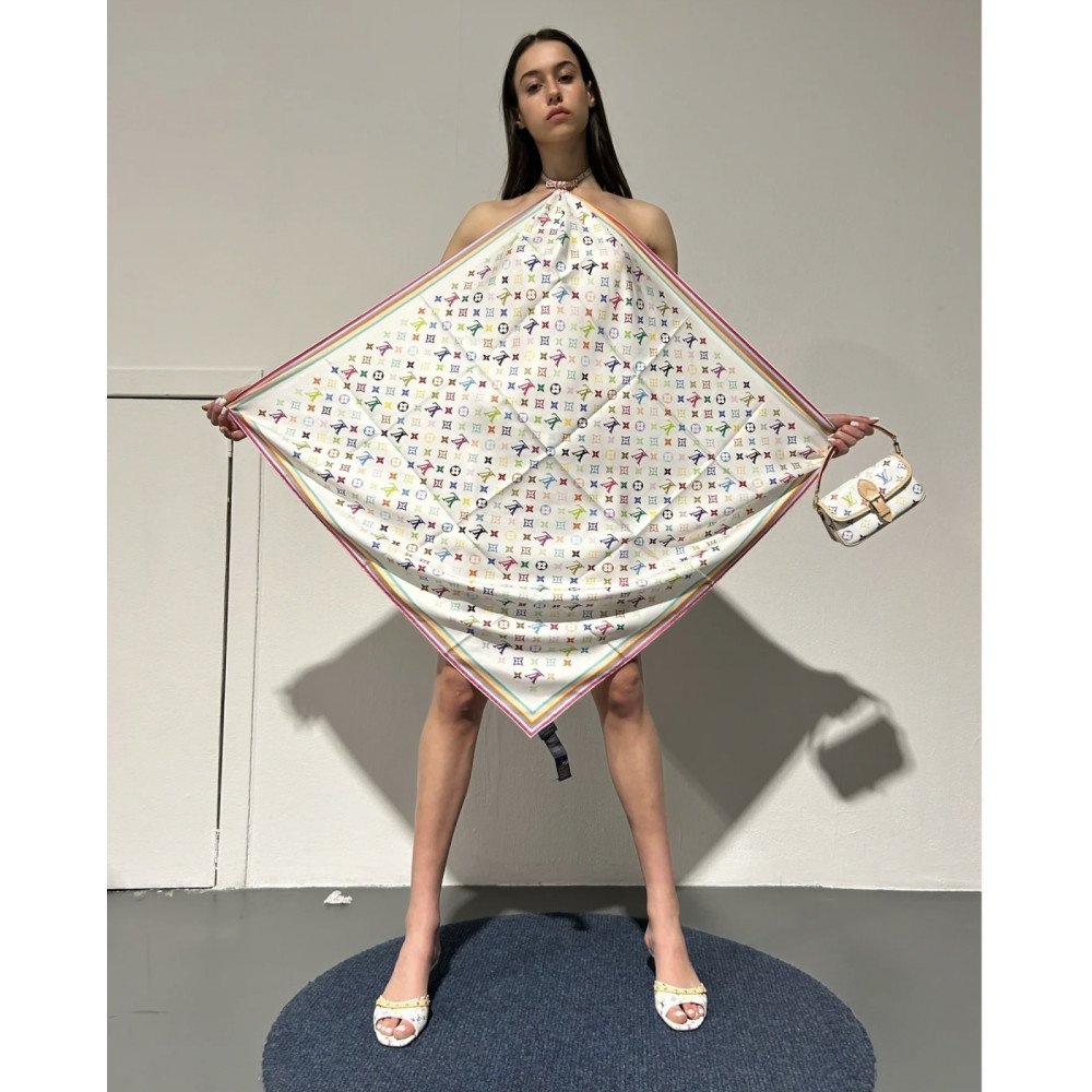 Louis Vuitton 100% Mulberry Silk 90cm Scarf! Louis Vuitton 100% Mulberry Silk 90cm Scarf!