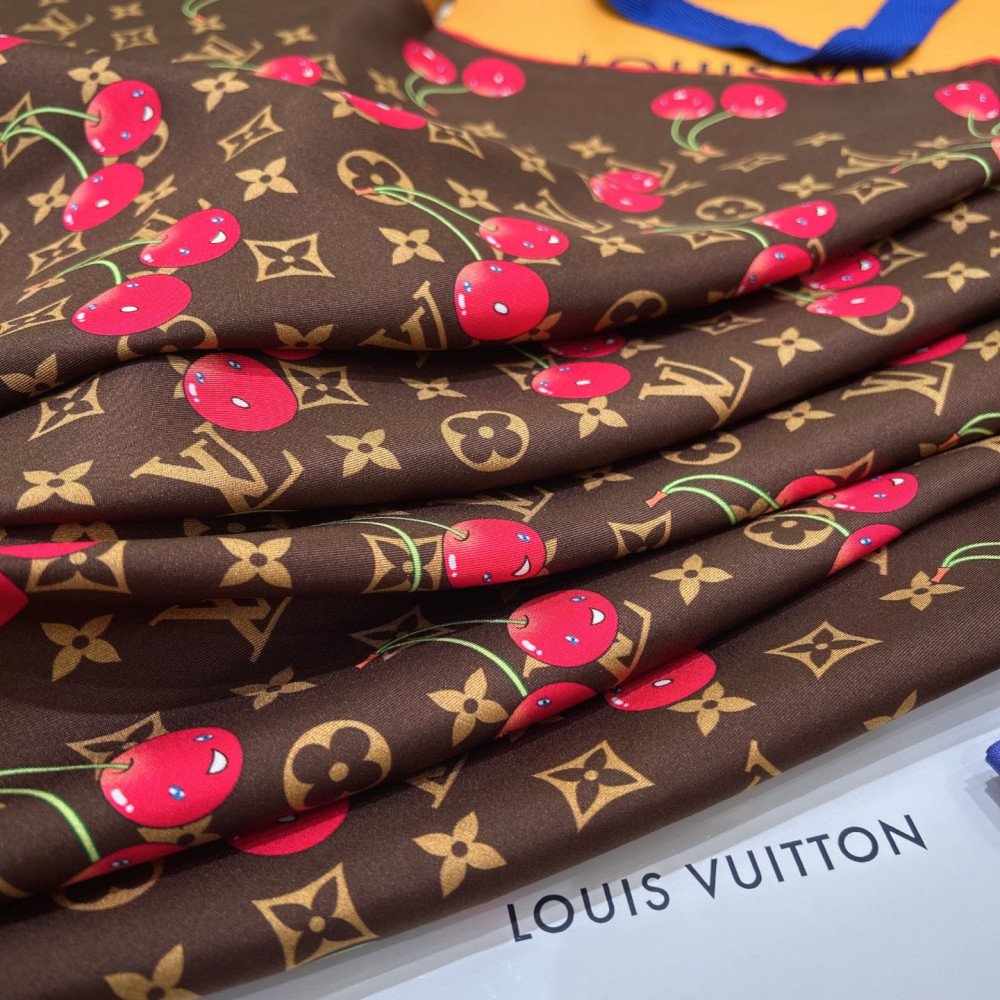 Louis Vuitton 100% Mulberry Silk 90cm Scarf! Louis Vuitton 100% Mulberry Silk 90cm Scarf!