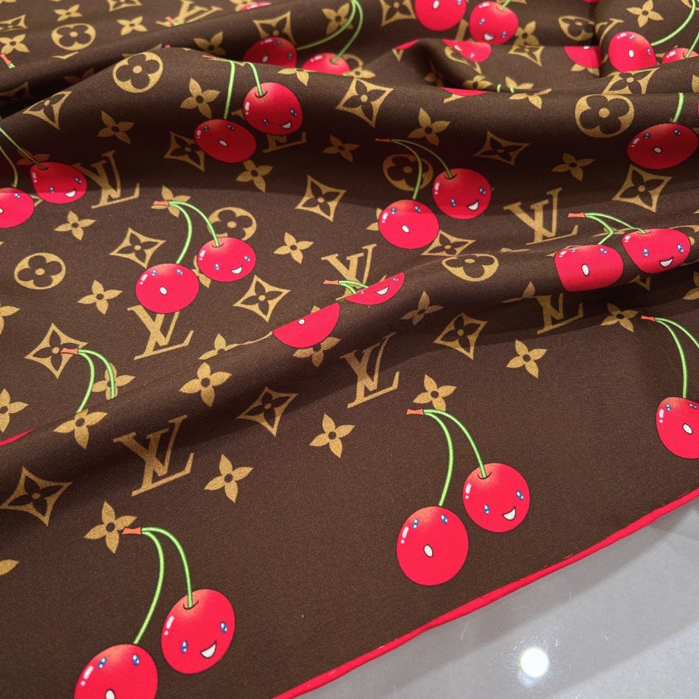 Louis Vuitton 100% Mulberry Silk 90cm Scarf! Louis Vuitton 100% Mulberry Silk 90cm Scarf!