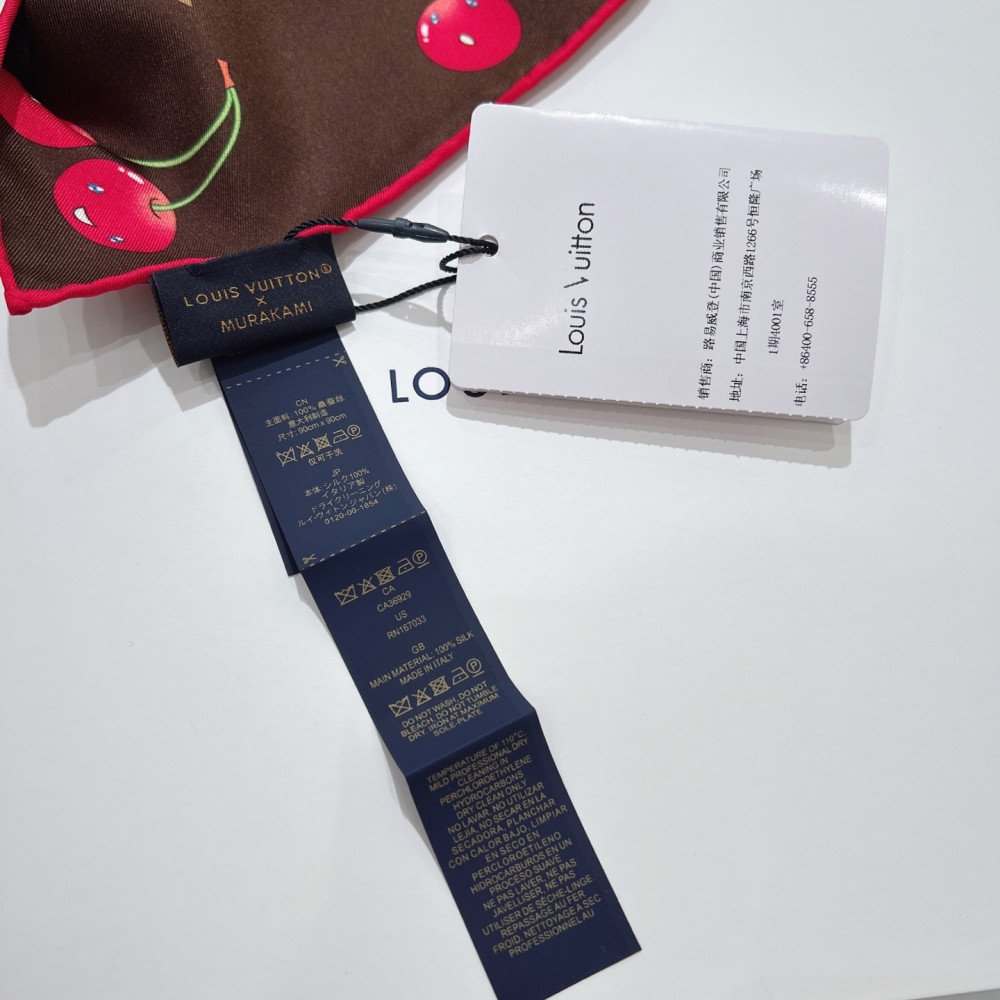 Louis Vuitton 100% Mulberry Silk 90cm Scarf! Louis Vuitton 100% Mulberry Silk 90cm Scarf!