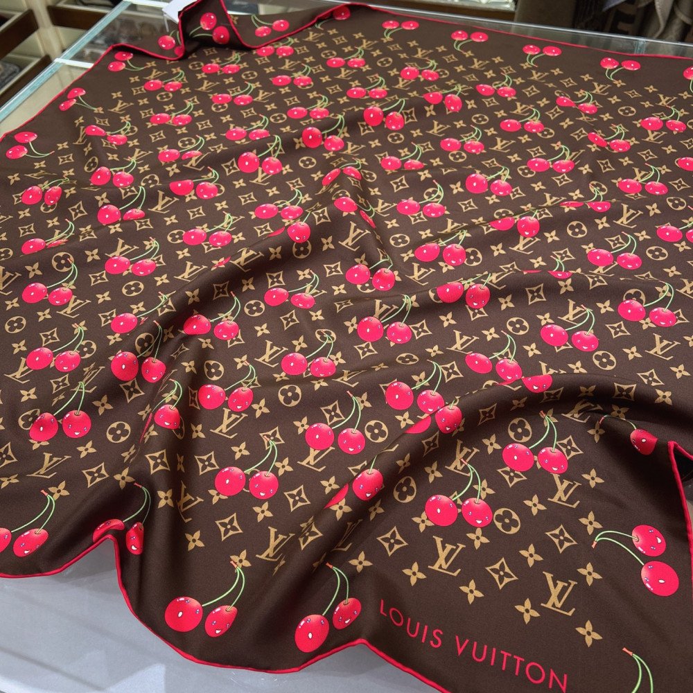 Louis Vuitton 100% Mulberry Silk 90cm Scarf! Louis Vuitton 100% Mulberry Silk 90cm Scarf!