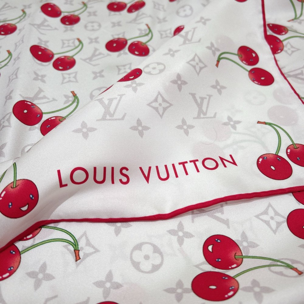 Louis Vuitton 100% Mulberry Silk 90cm Scarf! Louis Vuitton 100% Mulberry Silk 90cm Scarf!