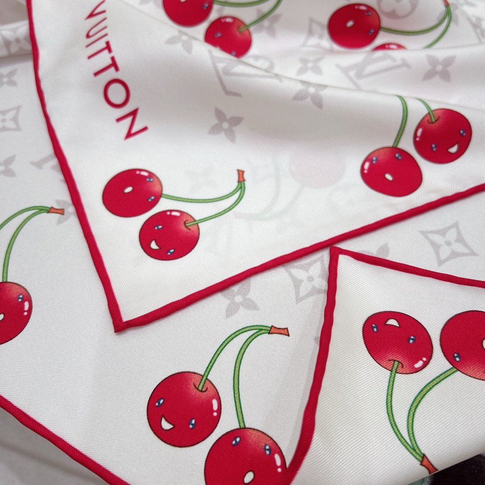 Louis Vuitton 100% Mulberry Silk 90cm Scarf! Louis Vuitton 100% Mulberry Silk 90cm Scarf!