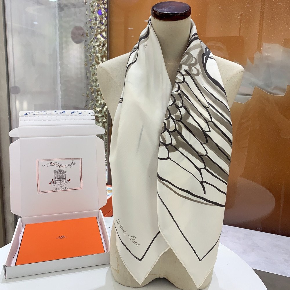 Hermès 90cm 100% Pure Silk Square Scarf! Hermès 90cm 100% Pure Silk Square Scarf!