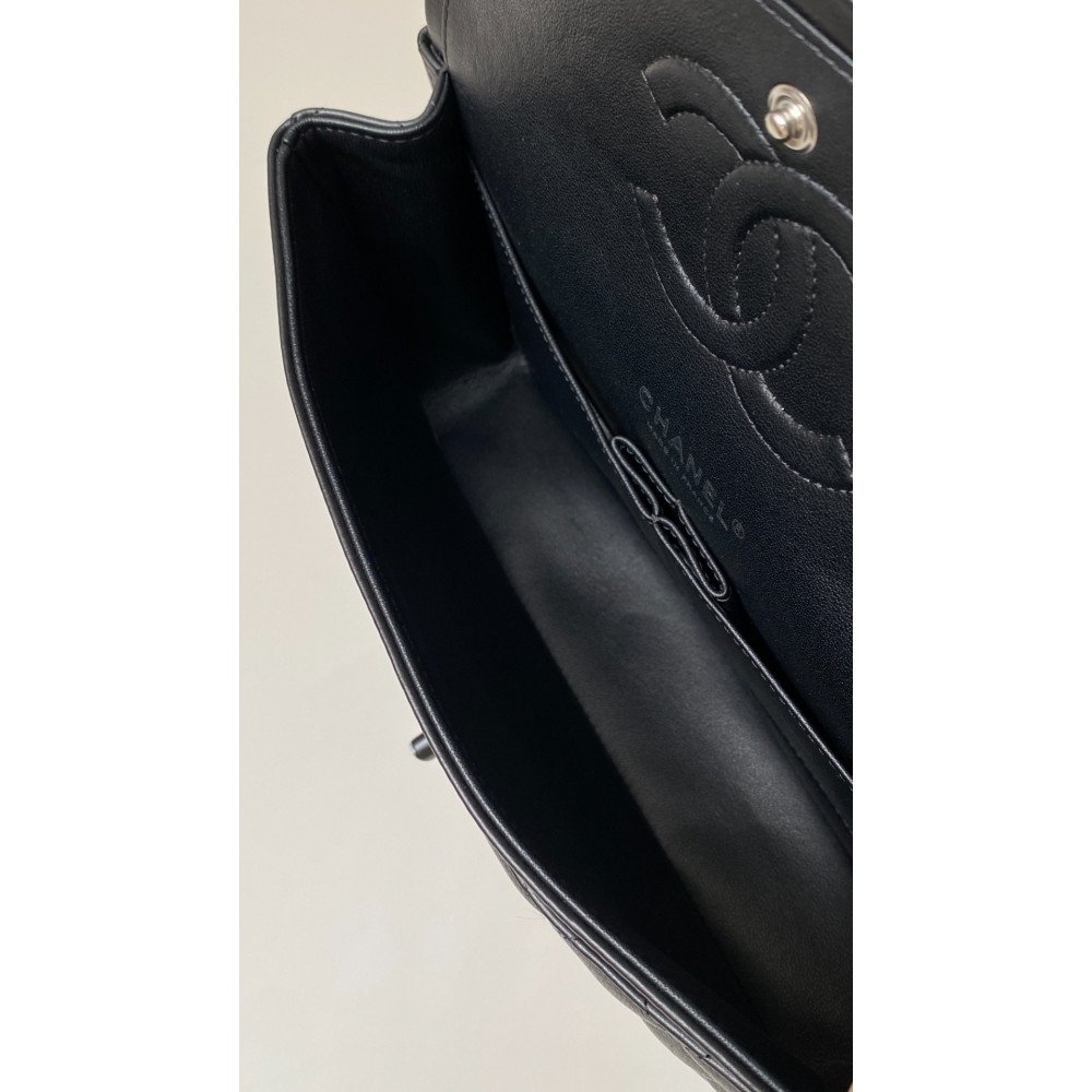 Chanel Classic Flap 25cm medium handbag!