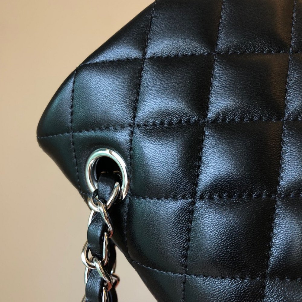 Chanel Classic Flap 25cm medium handbag!