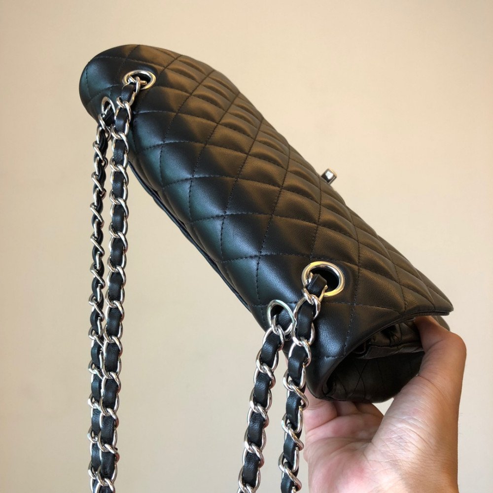 Chanel Classic Flap 25cm medium handbag!