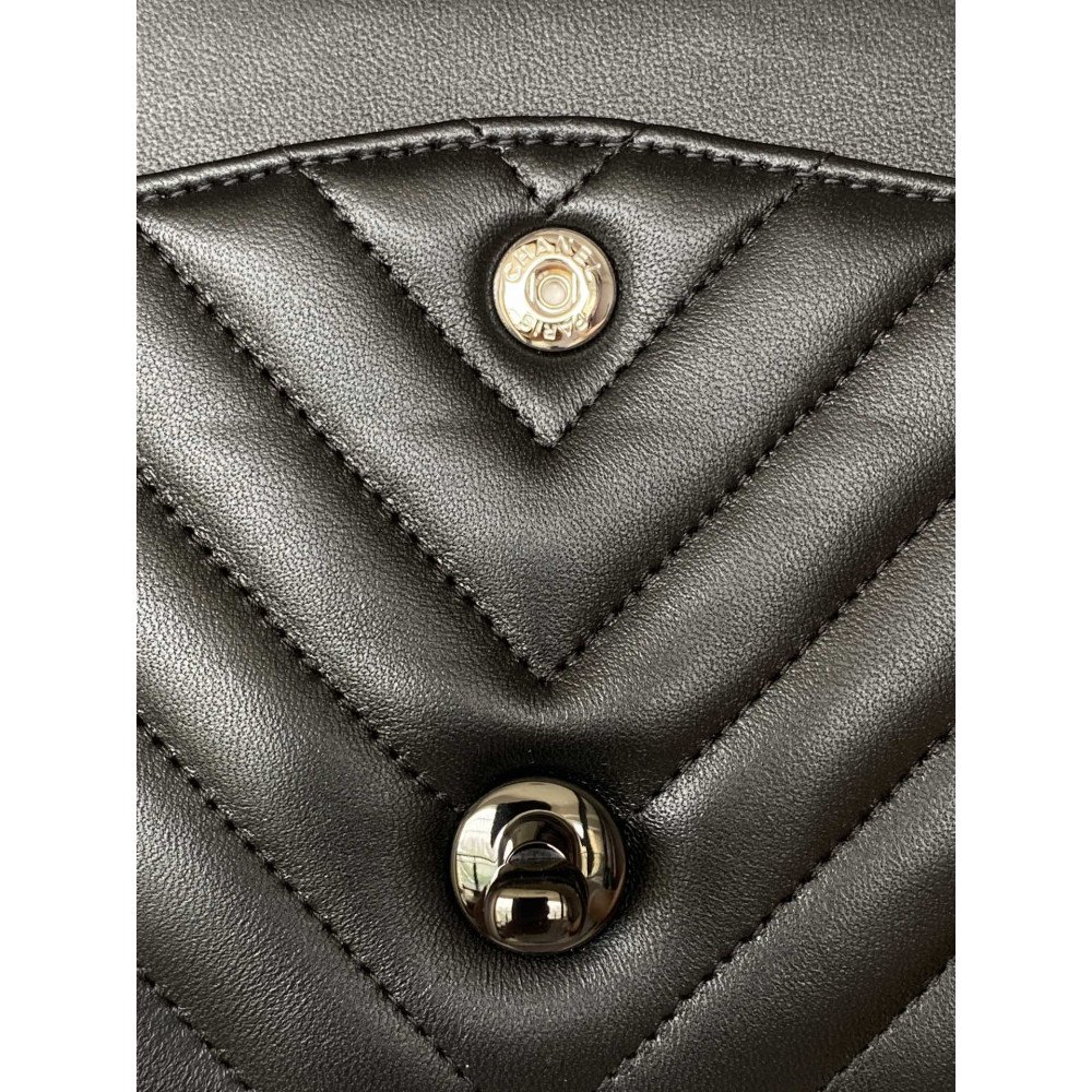 Chanel Classic Flap 25cm medium handbag!