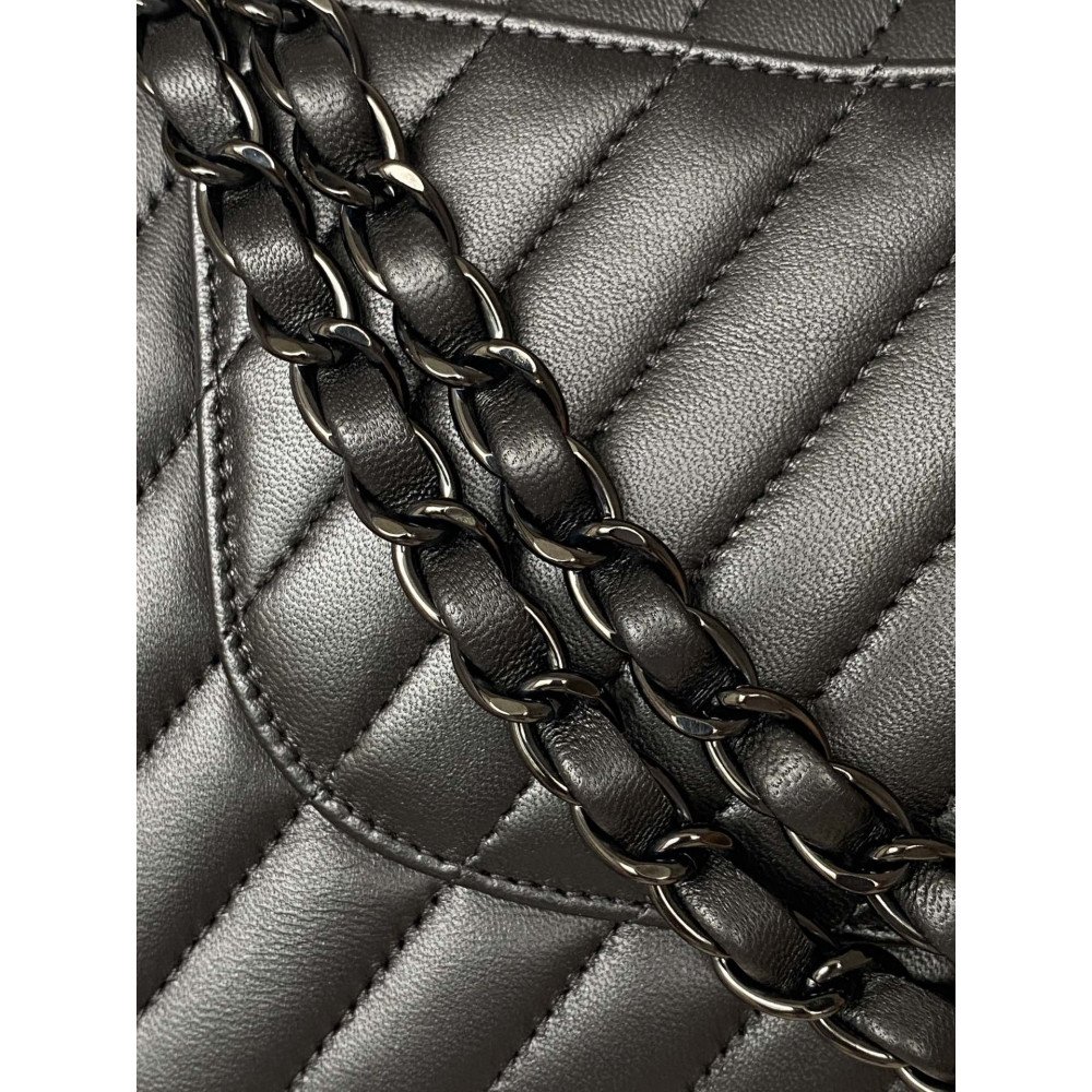 Chanel Classic Flap 25cm medium handbag!