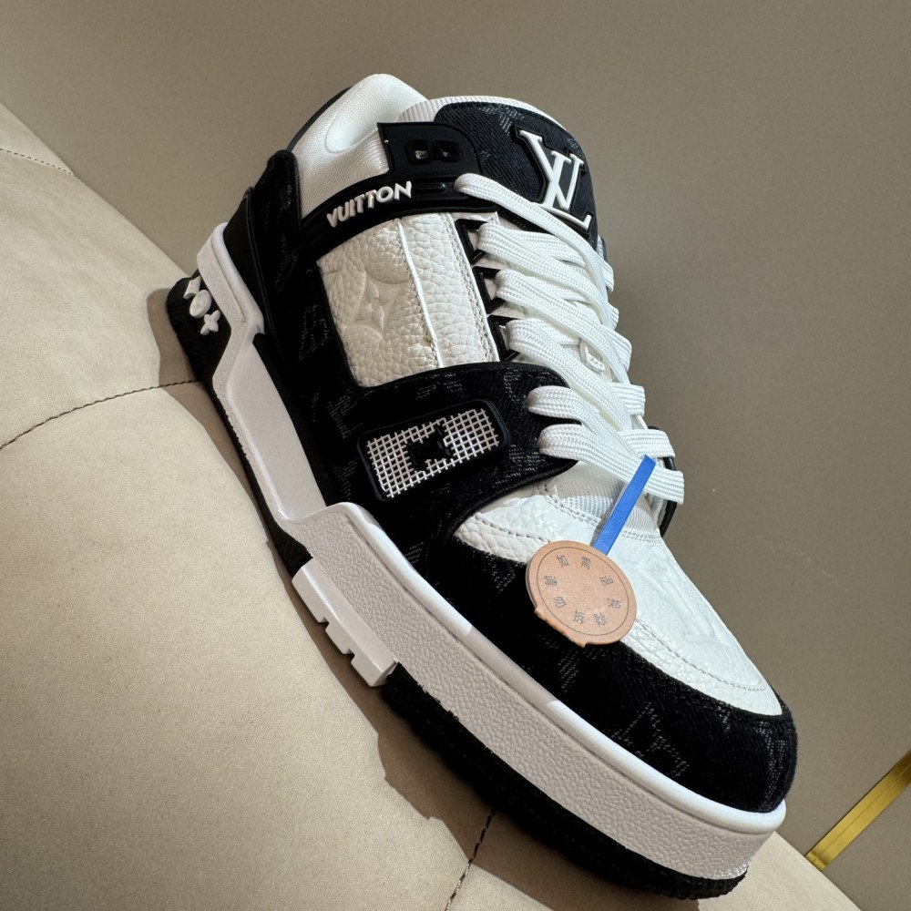 Louis Vuitton Trainer Classic Unisex Sneakers