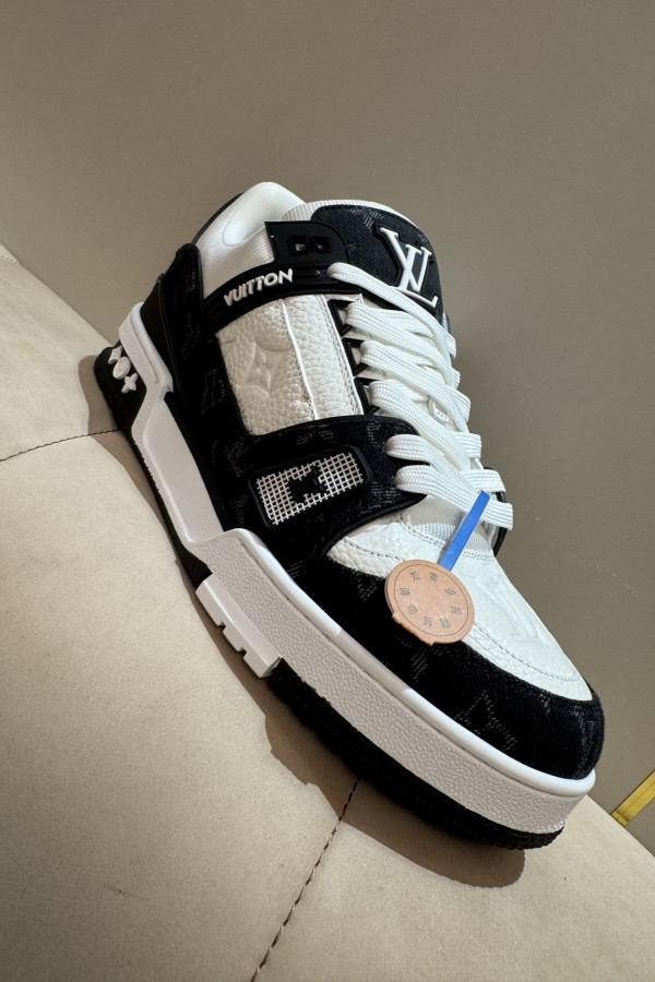 Louis Vuitton Trainer Classic Unisex Sneakers