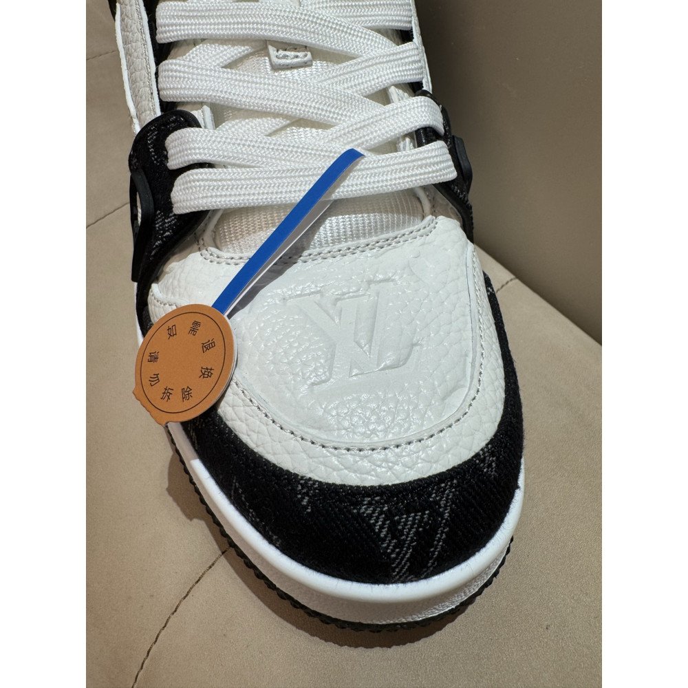 Louis Vuitton Trainer Classic Unisex Sneakers