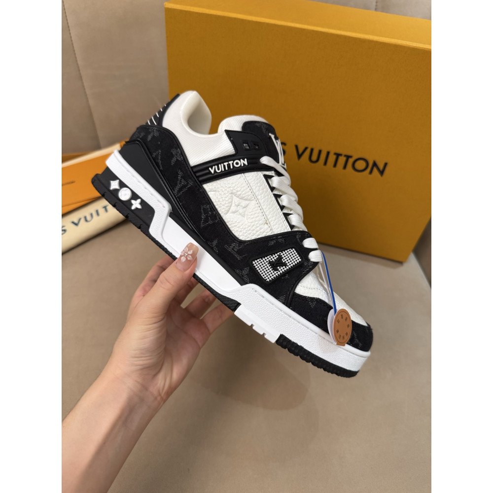 Louis Vuitton Trainer Classic Unisex Sneakers