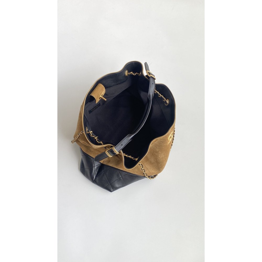 Chanel 25A large color-blocked shopping bag Chanel 25A large color-blocked shopping bag